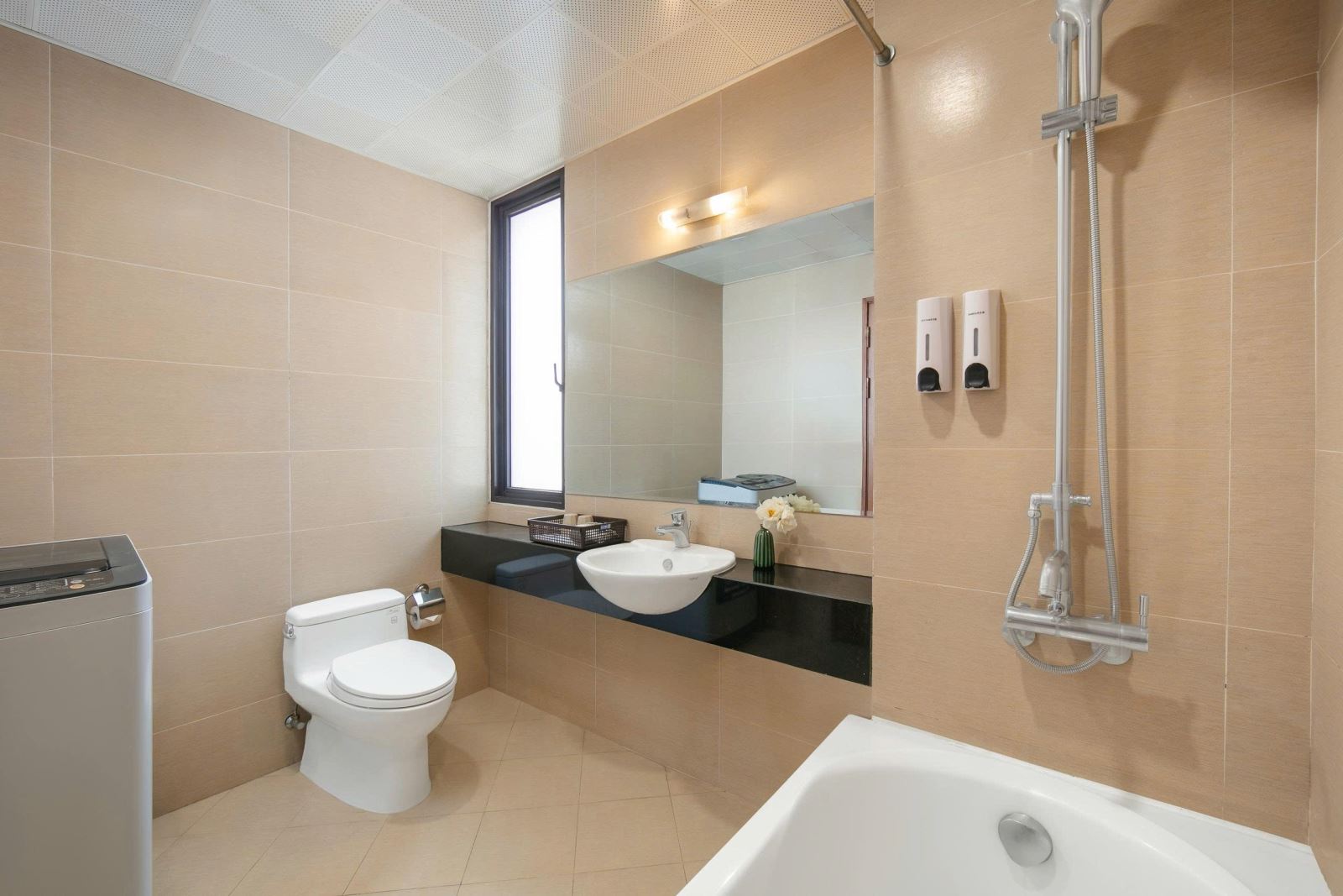 Ảnh: Phòng tắm căn hộ HB Serviced Apartment - Chi nhánh Trần Quý Kiên, Hà Nội